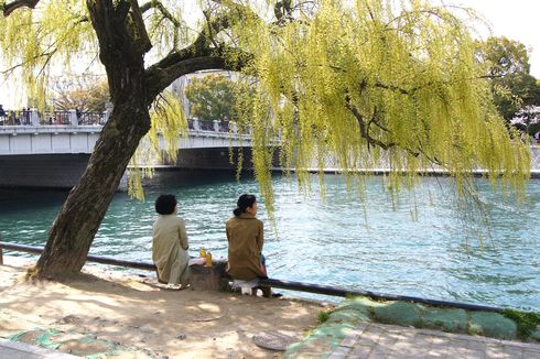 広島市 水の都リバーウォーク 木陰で休む人たち