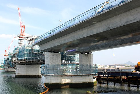 広島南道路、観音地区の橋にアーチがかかる 橋の下から