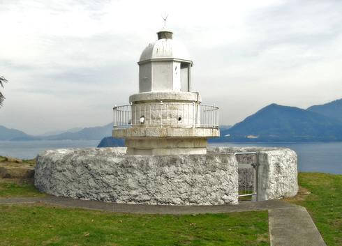 中ノ鼻灯台、大崎上島の南端に建つ 白くヨーロピアンな灯台