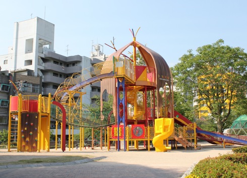 呉市 中央公園、遊具と貯水槽を備えた 市内中心部の憩いの場