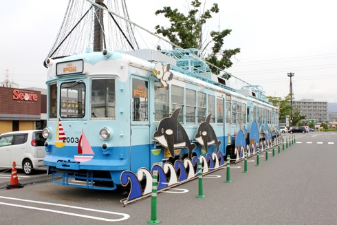 パルティフジ坂に「イルカ電車」広島電鉄の2000形を駐車場に展示