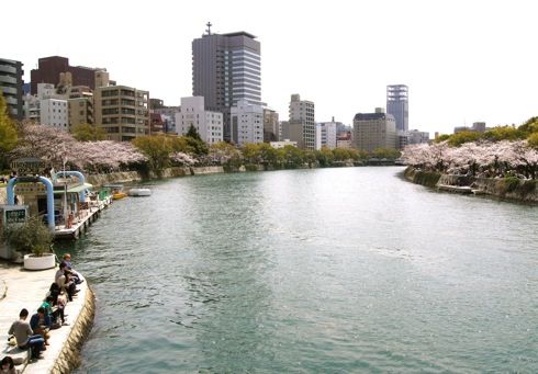 広島平和公園 川沿いの桜