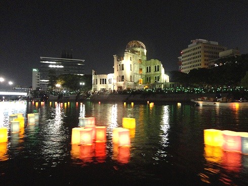 広島 とうろう流し、8月6日 平和への願いを水面に浮かべ