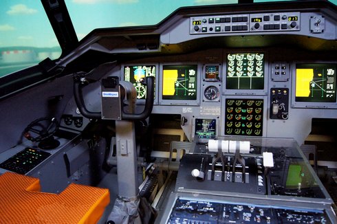 フライトシミュレーター 操縦席の写真