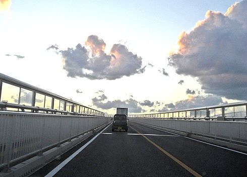 べた踏み坂 江島大橋、空に向かって伸びる橋！