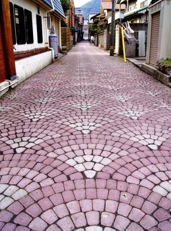 鞆の浦の風情を足元で密かに演出する石畳の風景