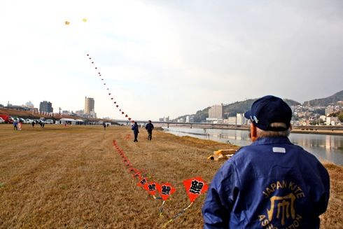 新春凧あげ大会、太田川河川敷に800枚の凧が出現！