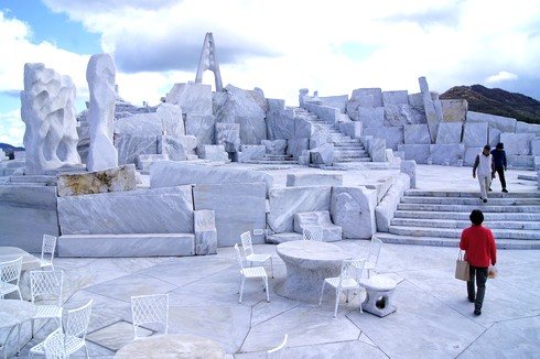 未来心の丘は、まるでギリシャ！まっ白な大理石で別世界が広がる風景