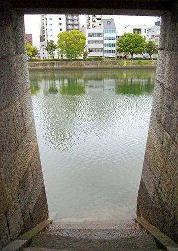 京橋川の雁木で、水辺まで下りれる