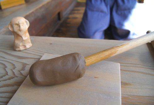 持光寺でにぎり仏体験、粘土を棒に挿す