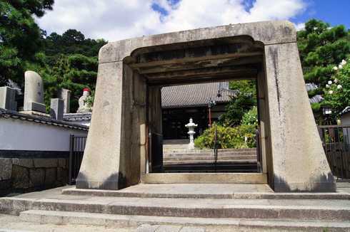 持光寺の石門2