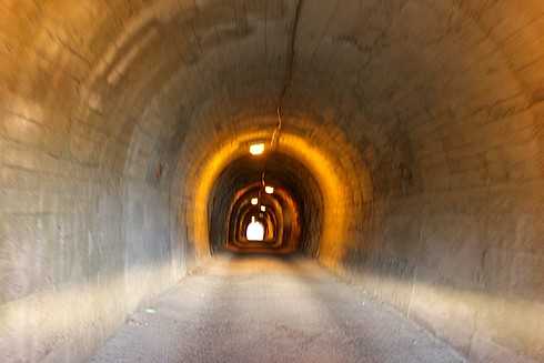 高根島のトンネル