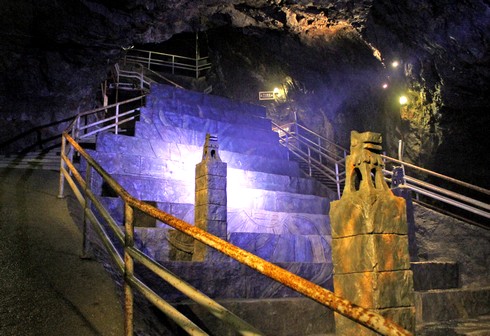 美川ムーバレー、山口 巨大洞窟に広がる謎の世界
