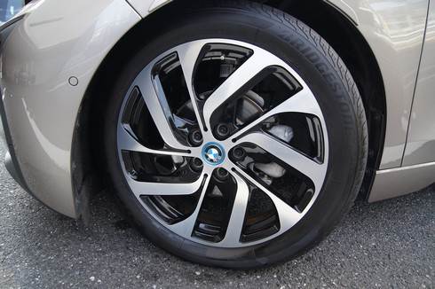 BMWi3 タイヤは大きく細い