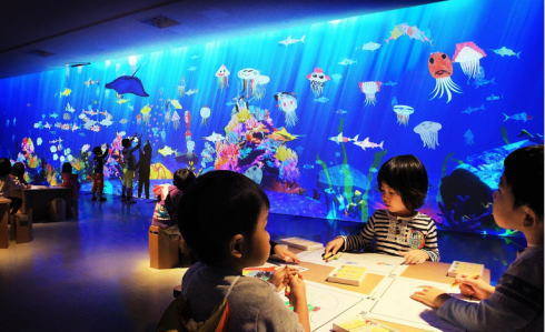 描いた魚が泳ぎだす「お絵かき水族館」など、学ぶ未来の遊園地が広島で