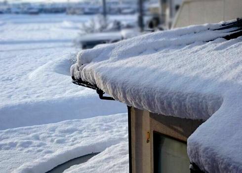 路面の凍結に注意！広島県の芸北地域で、80センチ近い積雪も
