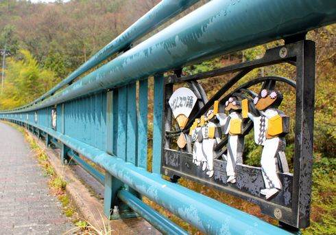 欄干アート 橋に描かれた広島県のご当地デザイン