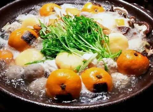 みかん鍋、焼印入ミカンがまるごと入った鍋が山口県 周防大島で人気