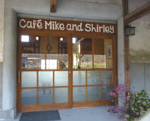 三次カフェ マイクアンドシャーリー 入口の画像