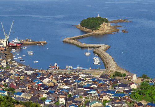 玉津島、福山市鞆町に防波堤を歩いて渡れる可愛い島がある風景