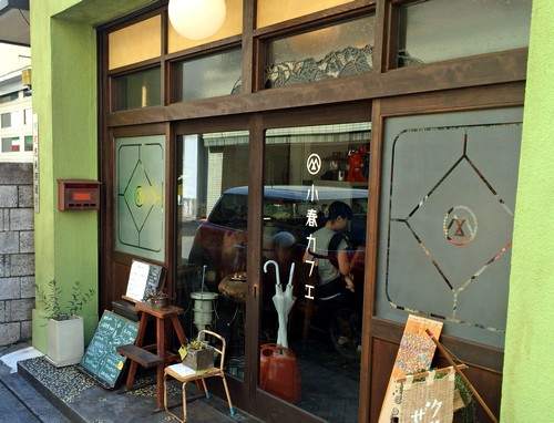 小春カフェ、レトロなガラス戸の入口