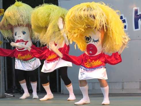 豊栄へそ祭り、お腹揺らしてダンスダンス！東広島市で へそ踊り
