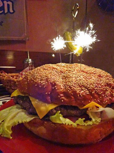 ブギーバンズ 巨大ハンバーガー 写真
