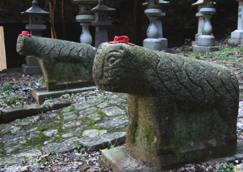 毘沙門堂 参道にあるネコ（虎）の石像