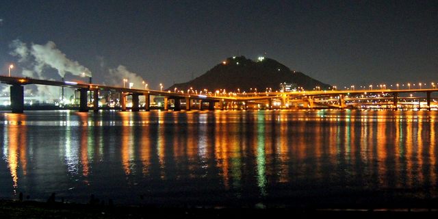 海田大橋＆広島大橋の夜景、海上でクロスする橋の風景が美しい