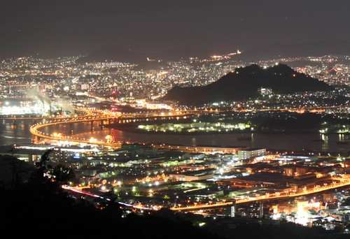 海田大橋と広島大橋など、仁保ジャンクションの夜景を上から見下ろす