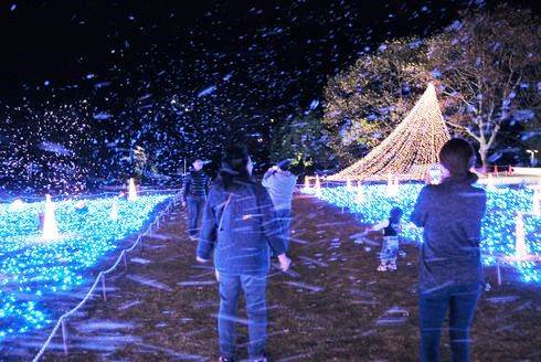 三原ポポロのクリスマスイルミネーション シャボン玉で雪の演出