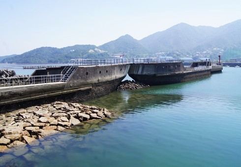 コンクリート船 武智丸、呉市に防波堤化した廃船のある風景