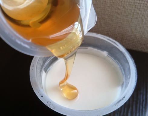 広島県産生乳を使ったチチヤスヨーグルト、廿日市店限定ハチミツ付き