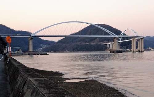 内海大橋を渡って田島へ