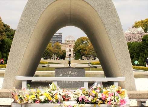 ケリー国務長官、広島で平和公園を訪問「すべての人々が訪れるべき」