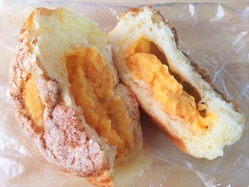 ペスカ 八木のパン屋さん 桃のクリームパンを割ったところ