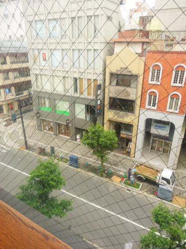 広島市 並木通りバルバニーカフェ 店内から見下ろす