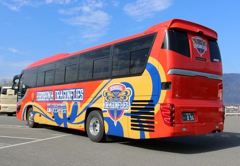 広島ドラゴンフライズ オレンジ色のチーム専用バス