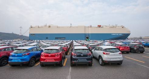マツダの広島 宇品工場で出荷を待つ新車たち