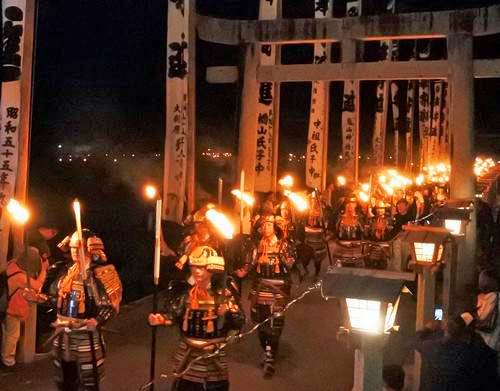 乙九日炎の祭典、北広島町で武者たちによる松明行列など