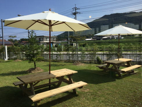 北広島 へんぽこ茶屋 休憩所の外にテラスもある