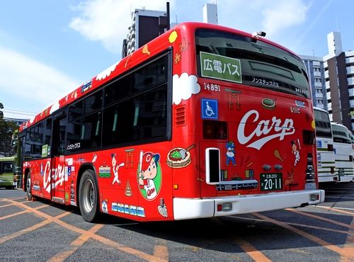 鮮やかな広島カープラッピングバスが運行開始、広電バスがカープデザインに