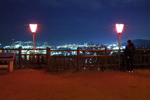 亀居公園の夜桜、一番高い場所へ
