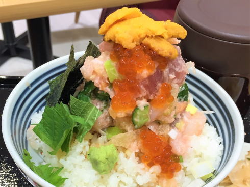 日本橋海鮮丼 つじ半、行列ができる丼の店が広島初上陸