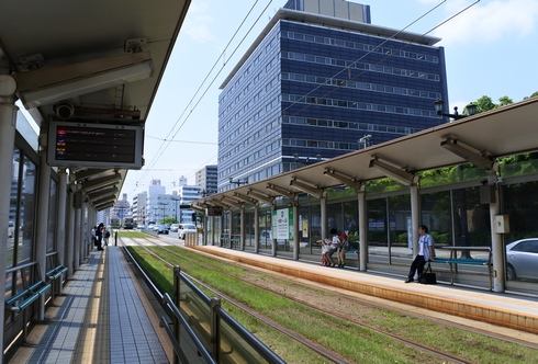 広島電鉄、路面電車の電停を緑化 原爆ドーム前