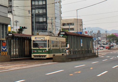 広島電鉄、路面電車の電停 屋根と透明な壁付き