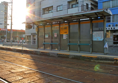 広島電鉄、路面電車の電停 椅子が付いた