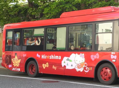 広島の巡回バス めいぷる～ぷに、キティラッピング
