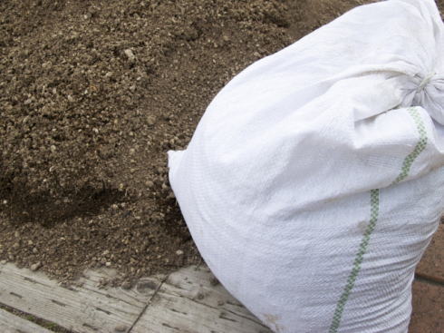 土砂を簡単に土嚢袋に入れる方法、災害復旧にアイデア広がる