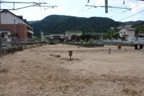 JR豪雨被害 山陽線 瀬野駅構内で土砂堆積